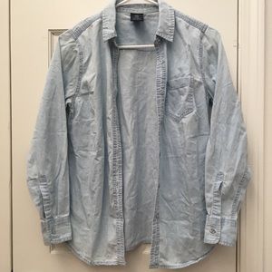CHAMBRAY BUTTON-DOWN SHIRT